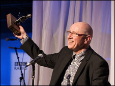 Tom McConville holding his 2009 Radio 2 Folk Award