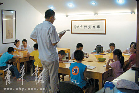 在孟母堂内，小朋友跟着老师诵读英文原著《雾都孤儿》。