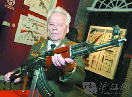 再见枪王:AK47之父卡拉什尼科夫去世(双语)