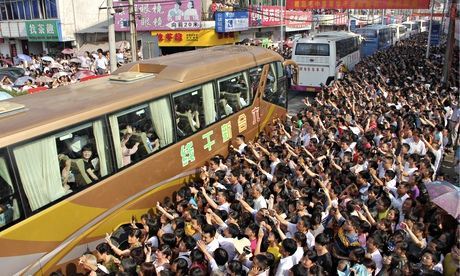 北京史家胡同小学前的街道上围满了前来接孩子放学的家长,密集的人群