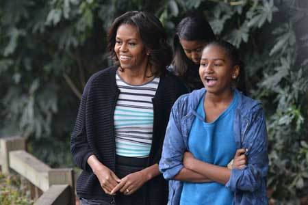 First Lady Michelle Obama and her daughters react to seeing Giant Pandas at the Giant Panda Research Base in Chengdu in southwest Chinas Sichuan province March 26, 2014.(Agencies) 