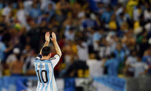  Argentina's Lionel Messi acknowledges the fans after they won their 2014 World Cup Group F soccer match against Bosnia at the Maracana stadium in Rio de Janeiro, June 15, 2014. [Photo/Agencies]