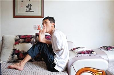 无臂考生超一本线3分:考不上就复读考清华