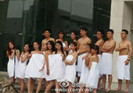 中国矿业大学学生裹浴巾拍摄毕业照