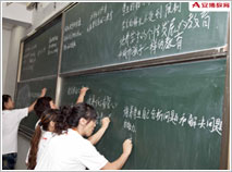 �����ʦ���ںڰ���д�½�ʦ������