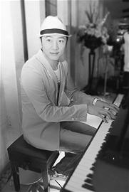 关喆宣传新专辑 愿当张国立专用歌手