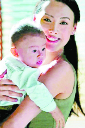 梁洛施抱子返港 李嘉诚爷孙相见