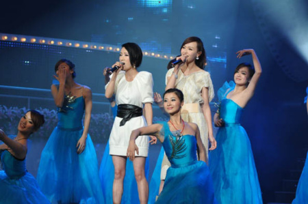 李念唐嫣合唱《等你爱我》 李念唐嫣同台飙歌