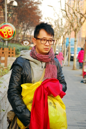 时尚设计师生存艰辛 黄海波聚焦“社会热点”显时尚界底层艰辛(图)