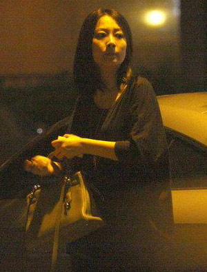 张卫健张茜夫妇恩爱逛街扫货 豪华跑车曝光(图)