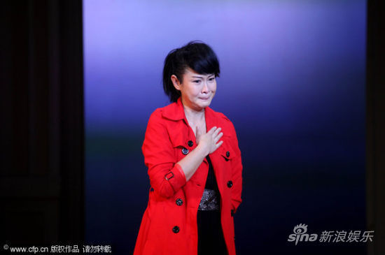 刘若英在话剧《在西厢》谢幕的时候，眼含泪水表示自己是个幸福的新娘