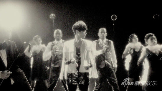 李宇春《Hello Baby》MV首播 默片复古风|李宇