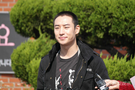 李济勋入伍前向粉丝磕头盼秀智侑莉来看望|韩国|李济勋_影音娱乐_新浪网