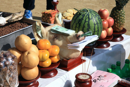 韩剧《田禹治》开机 车太贤UEE等拜神(图)