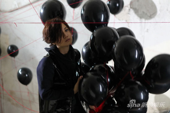 卢凯彤《谁》MV首播与黑色气球演对手戏