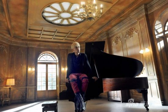 周杰伦全新MV玩跨界 拜师郎朗学橘子弹琴 - 娱