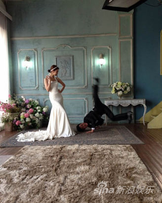 韩星高俊熙婚纱显风情 新郎手舞足蹈(图)|高俊