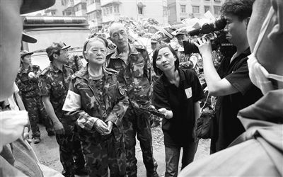 在《东方时空》的磨炼，为柴静日后的工作积累了经验。图为她在汶川地震现场采访（上）及对话清华“出走”教授陈丹青（下）