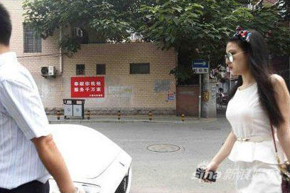 郭美美豪车被撞 现身法院领64万赔偿款