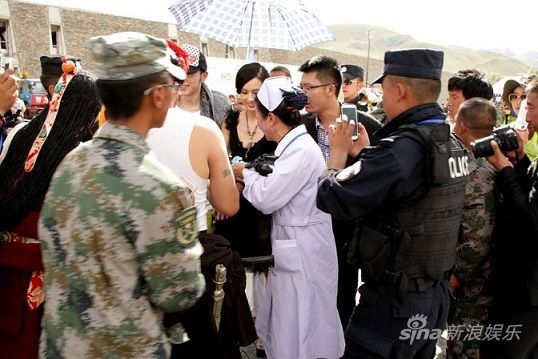 黄圣依出席心连心晚会 抵玉树送《天音》