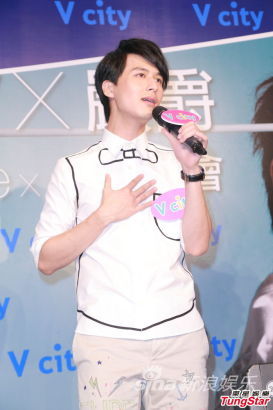 严爵新专辑赠郭雪芙 望邀陈奕迅开唱(图)