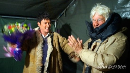 冯绍峰剧组庆生 阿诺导演准备惊喜派对