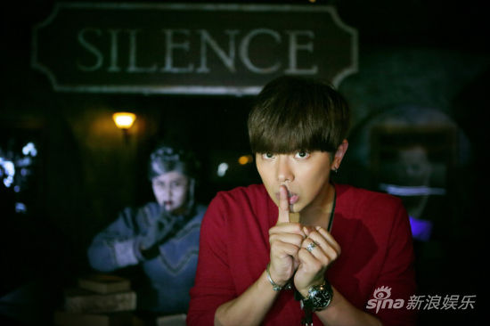 黄鸿升赴迪斯尼拍MV 进鬼屋承认被吓到|迪斯尼