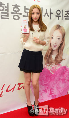 kara具荷拉任献血宣传大使短裙秀美腿(图)