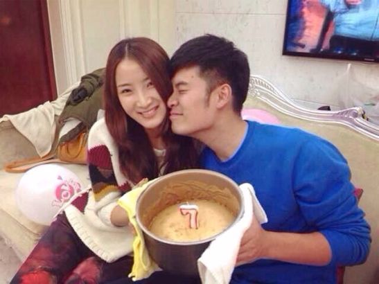 陈赫亲自为妻子做蛋糕秀恩爱