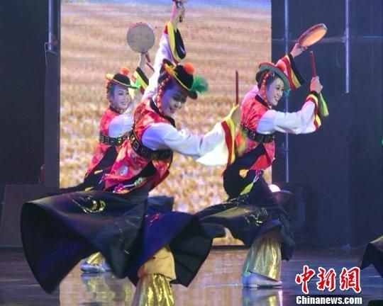 图为朝鲜平壤艺术团演员在表演民族舞蹈。 赵静 摄