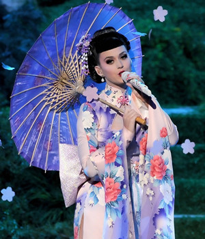 水果姐变艺妓雪乳抢镜 东方色彩绚丽