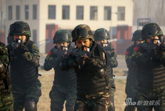 阿鲁阿卓携<em>特种女兵</em>拍《新时代女兵》mv
