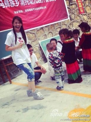 伊能静微博创图书基金 赴山区资助贫困生