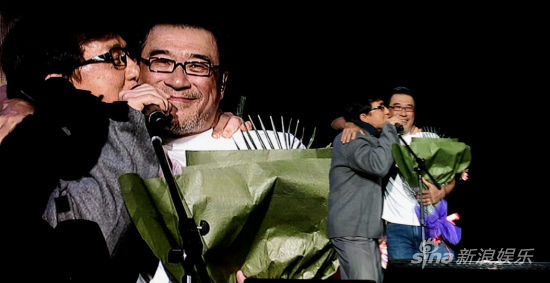 成龙献吻李宗盛:爱你像爱狗不理包子