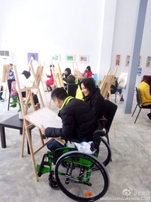刘嘉玲成都助力公益 关怀残疾儿童(图)