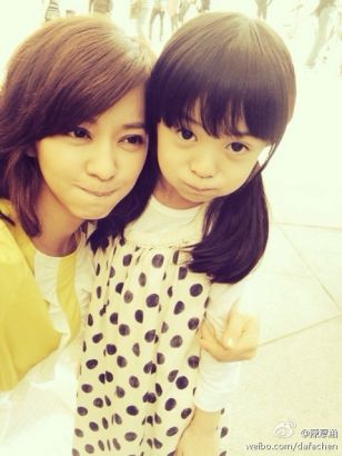 陈意涵与小朋友卖萌 相貌相似调侃是女儿