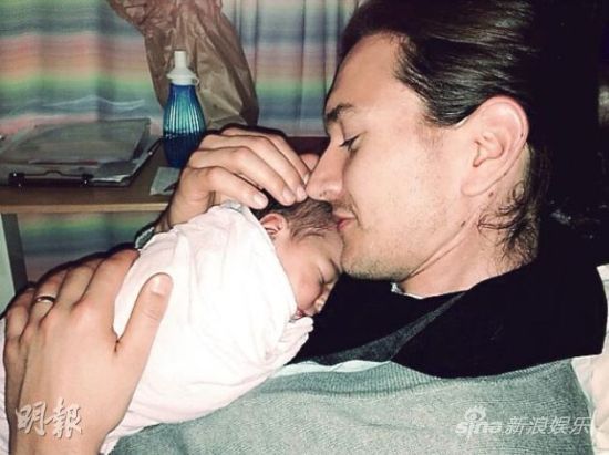  Cara G .生女上传温馨母女照 老公盛赞_港台星