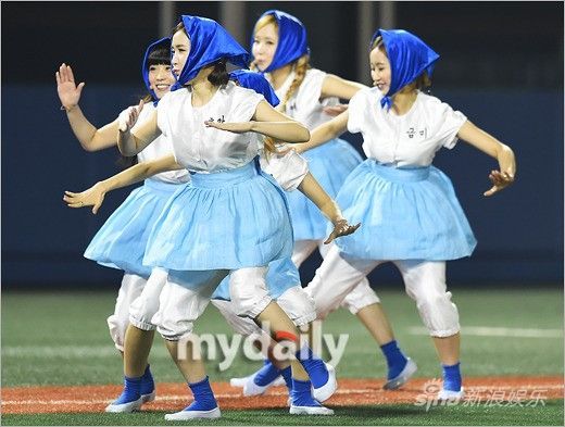 韩女团CrayonPop任棒球赛开球嘉宾(图)