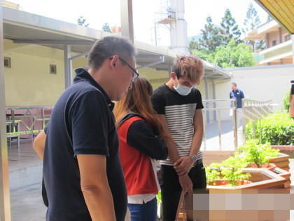 <em>欢欢</em>烧炭身亡 弟弟感叹:她走不出丧父伤痛_娱