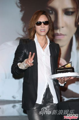 yoshiki头晕晃神粉丝担忧 被问女友装傻