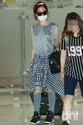 t-ara智妍现身机场 黑超潮装魅力十足