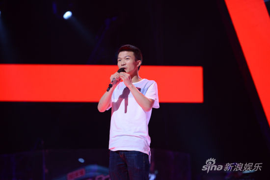 周深演唱 新浪娱乐讯 如果你收看了7月25日晚的第三季《中国好声音》,那么你一定记得一个空灵、飘渺的声音周深。这个个子小小的贵州男孩,竟然让导师杨坤说出:这是至今为止,我们四个参加好声音,最让我惊讶的一位。也是这个貌不惊人的男孩,让转身的三位导师面面相觑,不敢相信自己的眼睛。 周深出生于贵州贵阳,家里人个子都不高,现在已经21岁的他也仅有161厘米。周深曾在节目中开玩笑说,自己有的时候会去童装店看看,发现还有比自己还大的尺码,就伤心了。虽然在说这话的时候,周深一直面带笑容。但是身高和声音的问题