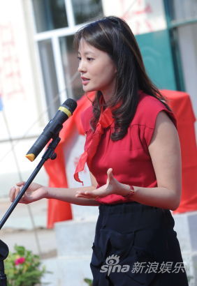 刘芳菲希望小学做公益 发手绢宣传环保