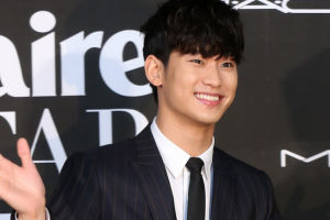 组图：金秀贤憨笑表情搞怪秀长腿显萌态