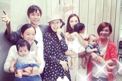 范玮琪挺大肚领衔妈咪团合影送子哥青峰