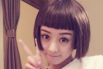 赵丽颖齐刘海自拍大眼有神 剪刀手卖萌