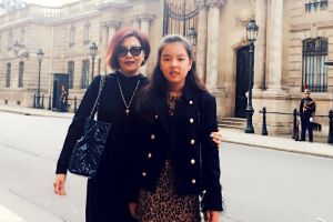 哈文晒与法图麦合影 母女潮装酷劲足(图)