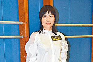 何超仪相隔17年后再拍剧 演大妈跛脚囚犯