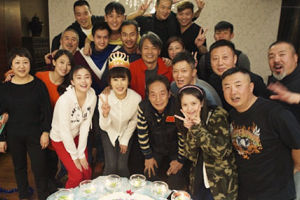 杨紫生日不停工 《大秧歌》剧组齐送祝福