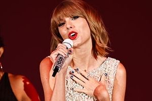 斯威夫特重回美单曲榜首 另有四首上榜